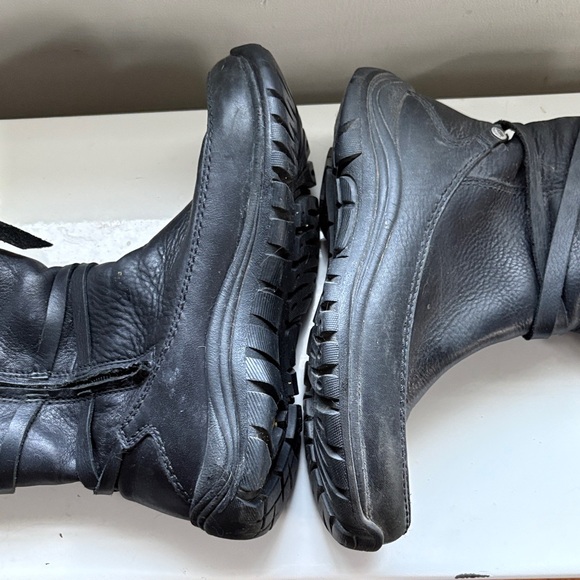 UGG Black Leather Boots with Cream Shearling - Picture 4 of 9